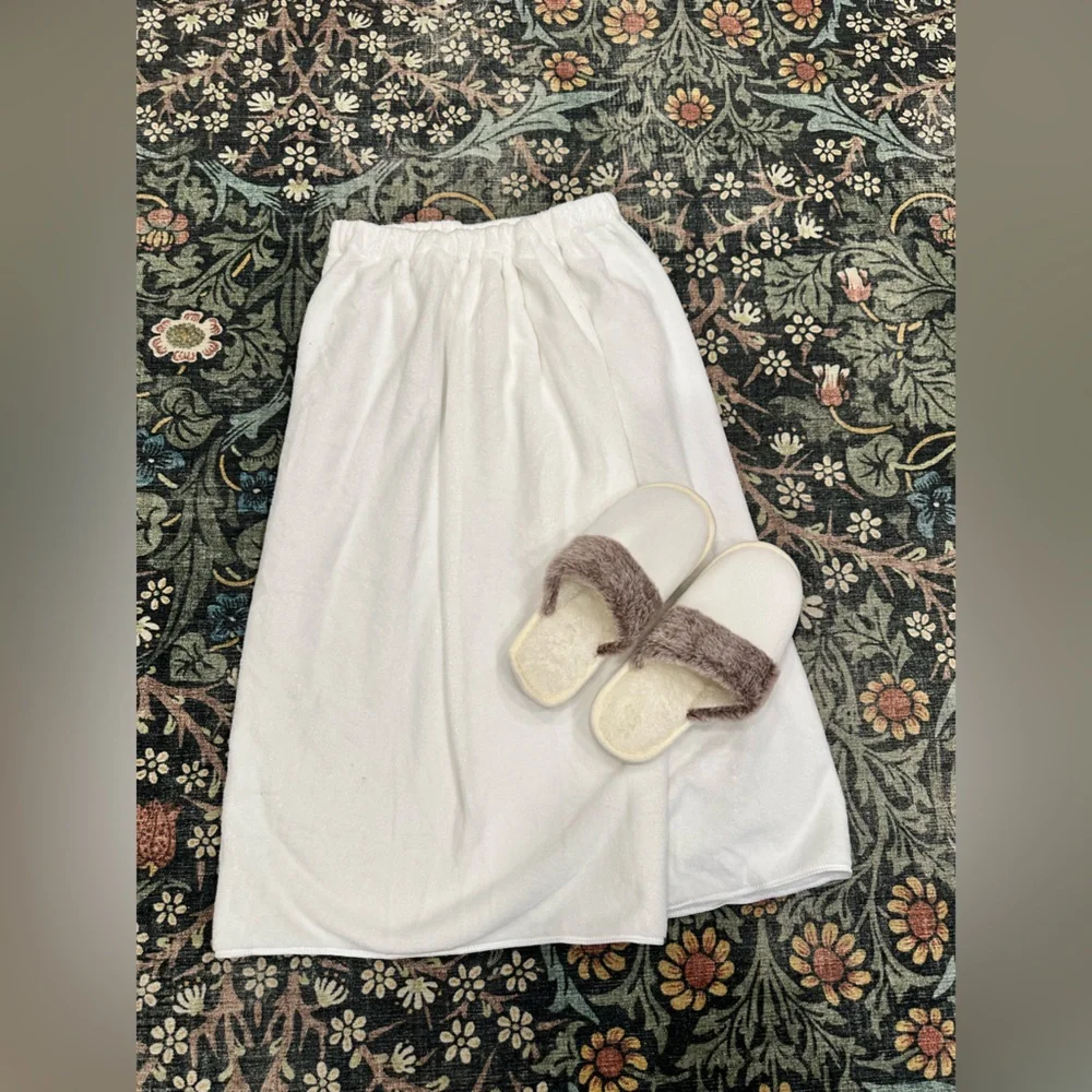 White Spa Velcro Cover Towel and Fuzzy Slippers Set NEW